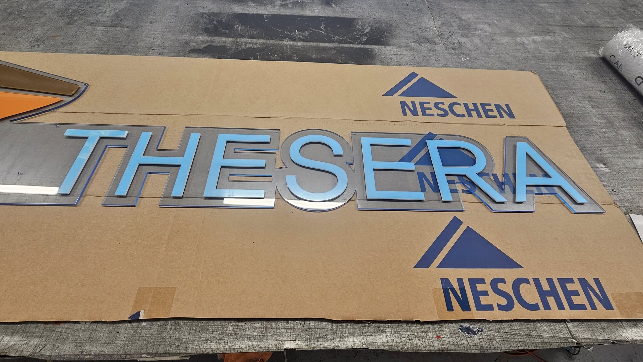 Logo z plexi - realizacja 1