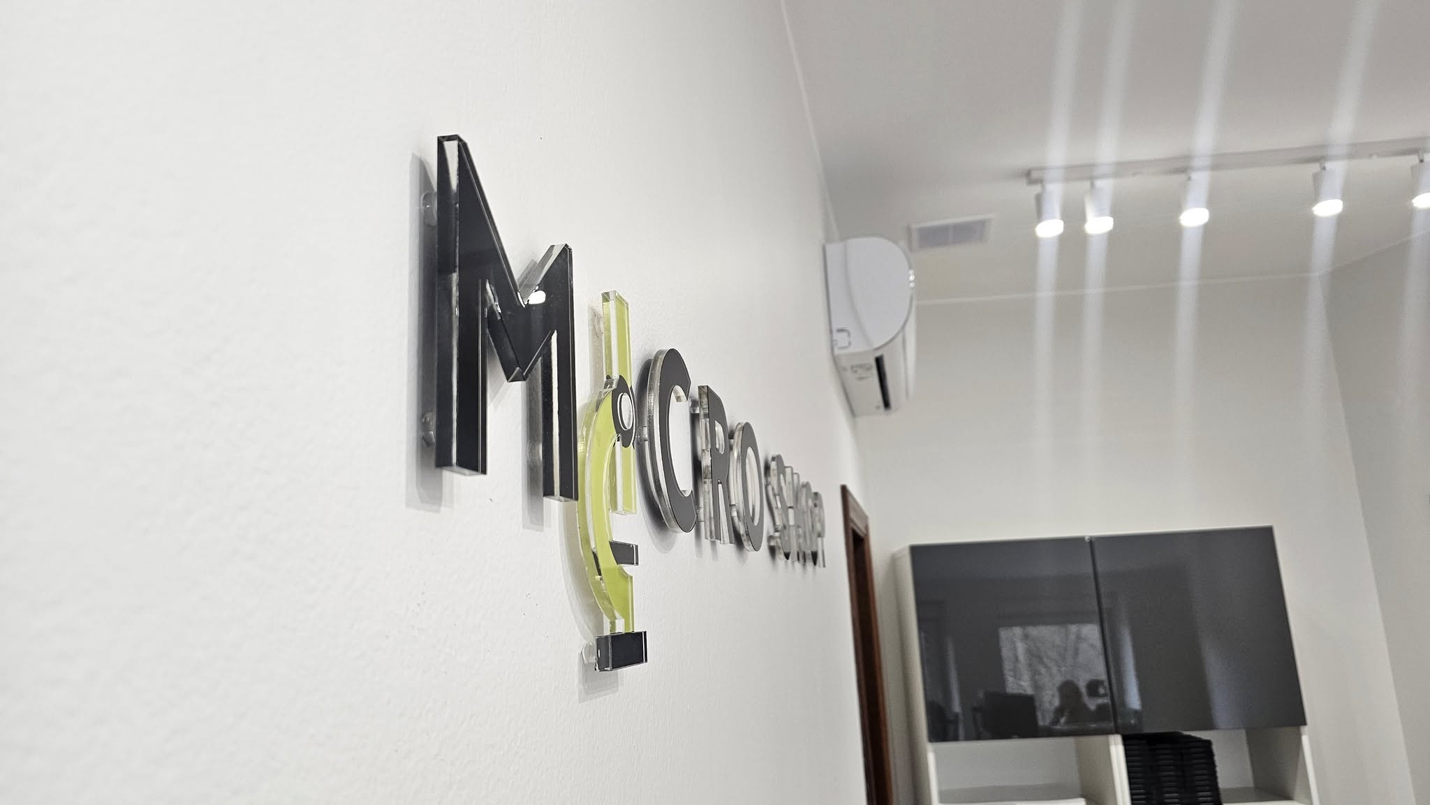 Logo z plexi - realizacja 6